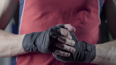 Adam yumruklarını Dövüşten önce esneme. Genç Tay boksör Close-Up kenevir halat fight veya eğitim önce sarılır eller