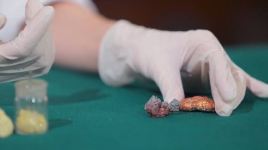 Bilim adamı ya da taş veya mineraller elinde tutan arkeolog. Arkeoloji elinde örnekleri grubu