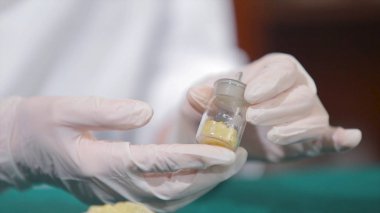 Bilim adamı ya da taş veya mineraller elinde tutan arkeolog. Arkeoloji elinde örnekleri grubu