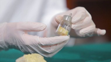 Bilim adamı ya da taş veya mineraller elinde tutan arkeolog. Arkeoloji elinde örnekleri grubu