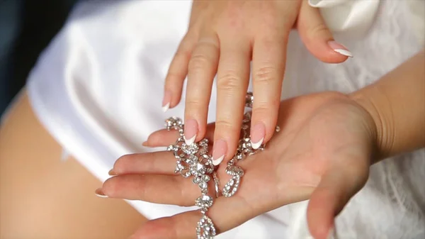 Pendientes de boda en una mano nupcial, novias por la mañana y accesorios de joyería y concepto de decoración. Pendientes de niña con perlas y diamantes de lujo — Foto de Stock