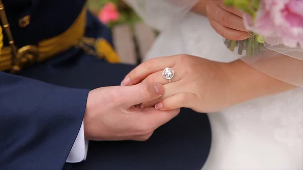 年轻已婚夫妇手牵着手，婚礼当天的仪式。关闭了新郎把新娘的结婚戒指 — 图库照片