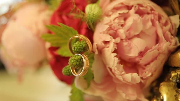 Anéis de casamento e rosa rosa buquê. Anéis de casamento em um buquê de casamento. Anéis de casamento em um buquê de rosas — Fotografia de Stock