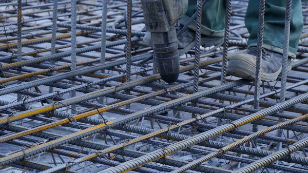 İnşaat işçisi. Beton dökme için takviye metal çerçeve yapma şantiye işçi