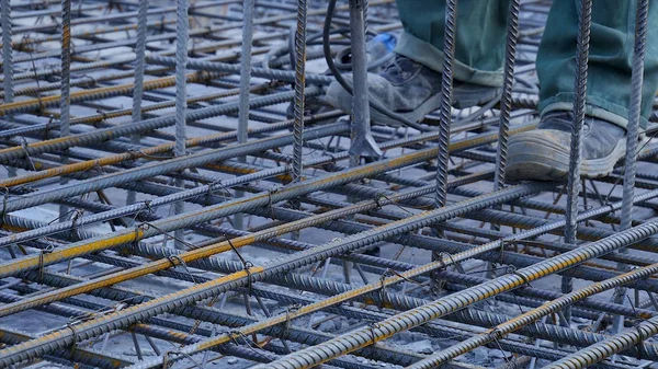 İnşaat işçisi. Beton dökme için takviye metal çerçeve yapma şantiye işçi