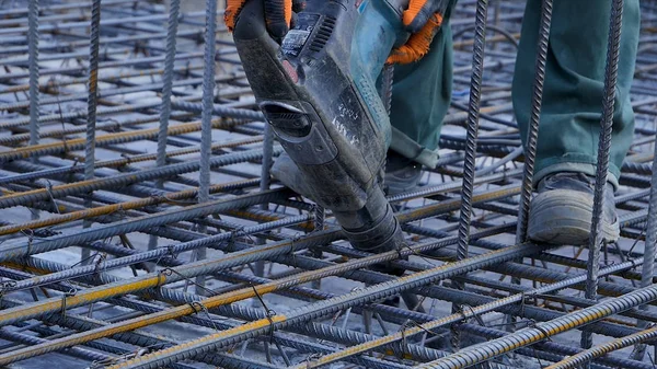 İnşaat işçisi. Beton dökme için takviye metal çerçeve yapma şantiye işçi