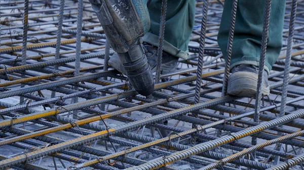 İnşaat işçisi. Beton dökme için takviye metal çerçeve yapma şantiye işçi