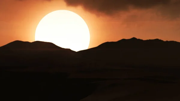 Vackra sanddyner i Saharaöknen. Vacker solnedgång i bergen. Färgstarka landskap med sol, sinrise eller solstrålar och blue sky animation — Stockfoto