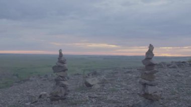 Çakıl taşları kule Zen ve denge. Yığını çakıl gökyüzüne karşı. Alan ve sabah gökyüzü arka plan üzerinde taş kule