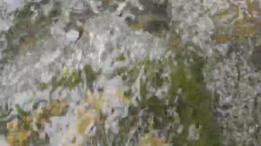 Nehir su kapatın. Çakıl taşları nehir su görünümü kapatın