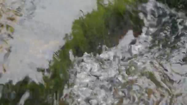 Salpicadura de agua en el río. El agua del río se cierra con burbujas. Burbujas de agua flotando en la superficie del río de cerca — Vídeos de Stock