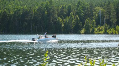Nehirde tekne taşımacılığı, güzel bir tropikal nehir aşağı binmek, göl mutlu insanlar grubu. Aile ile motorlu tekne