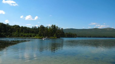 Nehirde tekne taşımacılığı, güzel bir tropikal nehir aşağı binmek, göl mutlu insanlar grubu. Aile ile motorlu tekne