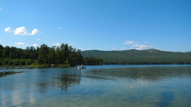Nehirde tekne taşımacılığı, güzel bir tropikal nehir aşağı binmek, göl mutlu insanlar grubu. Aile ile motorlu tekne