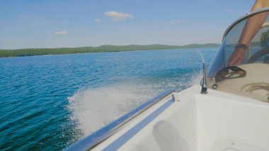 Form tekne motoru gölde yapılan dalga köpük sıçrama. Dalgalar ve motorbot pervane yapılan köpük. Deniz gidiş gemi geride iz. Yakın çekim.