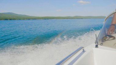 Form tekne motoru gölde yapılan dalga köpük sıçrama. Dalgalar ve motorbot pervane yapılan köpük. Deniz gidiş gemi geride iz. Yakın çekim.