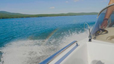 Form tekne motoru gölde yapılan dalga köpük sıçrama. Dalgalar ve motorbot pervane yapılan köpük. Deniz gidiş gemi geride iz. Yakın çekim.