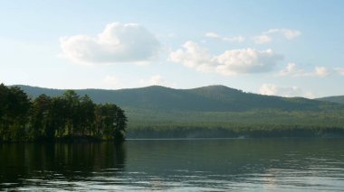 Yaz manzara nehir, bulutlu gökyüzü, orman ve güneş timelapse. nehir ve mavi gökyüzü zaman atlamalı, yatay yaz. Göl kıyısında muhteşem bulutlar