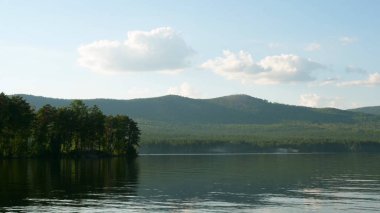 Yaz manzara nehir, bulutlu gökyüzü, orman ve güneş timelapse. nehir ve mavi gökyüzü zaman atlamalı, yatay yaz. Göl kıyısında muhteşem bulutlar