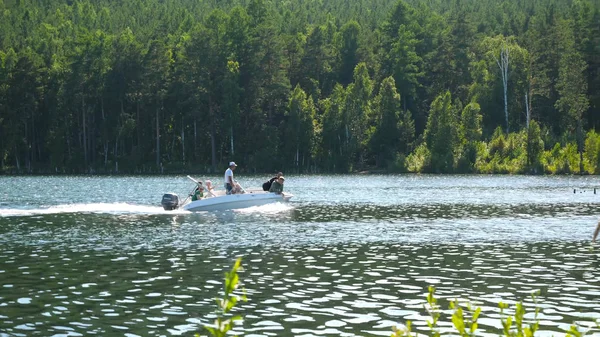 Nehirde tekne taşımacılığı, güzel bir tropikal nehir aşağı binmek, göl mutlu insanlar grubu. Aile ile motorlu tekne