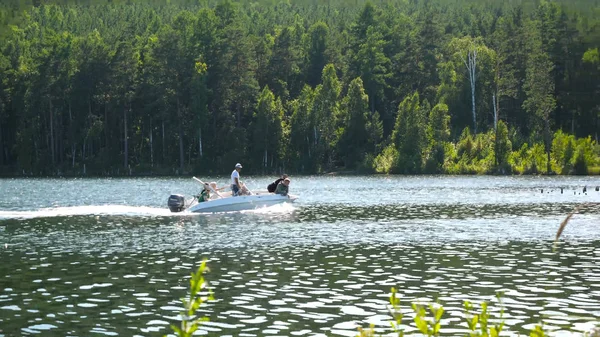 Nehirde tekne taşımacılığı, güzel bir tropikal nehir aşağı binmek, göl mutlu insanlar grubu. Aile ile motorlu tekne