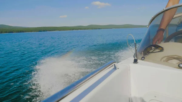 Onda spruzzi di schiuma che ha fatto formare il motore barche nel lago. Onde e schiuma prodotte dall'elica del motoscafo. Traccia lasciata dietro la nave. Primo piano . — Foto Stock