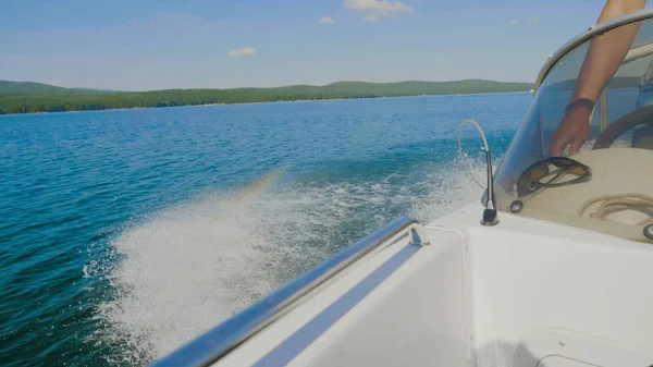 Form tekne motoru gölde yapılan dalga köpük sıçrama. Dalgalar ve motorbot pervane yapılan köpük. Deniz gidiş gemi geride iz. Yakın çekim.