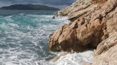 Saf mavi sularda deniz, kıyı kırma ve macera deniz kıyısında sörf buzlu sıçramasına dalgalar. Görüntüleri. Yaz