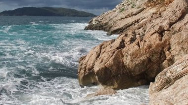 Saf mavi sularda deniz, kıyı kırma ve macera deniz kıyısında sörf buzlu sıçramasına dalgalar. Görüntüleri. Yaz