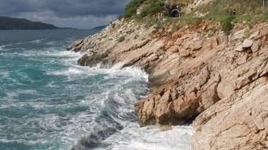 Saf mavi sularda deniz, kıyı kırma ve macera deniz kıyısında sörf buzlu sıçramasına dalgalar. Görüntüleri. Yaz