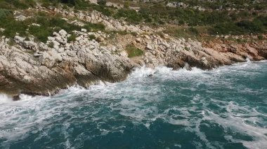 Bir sprey şekillendirme Taşlı bir kumsalda kırma dalgalar. Görüntüleri. Dalgalar deniz buzlu sıçramasına