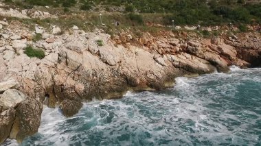 Bir sprey şekillendirme Taşlı bir kumsalda kırma dalgalar. Görüntüleri. Dalgalar deniz buzlu sıçramasına