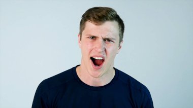 Fotoğraf makinesi ile siyah t-shirt ve gri arka plan adlı genç bir adam bağırıyor
