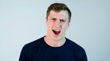 Fotoğraf makinesi ile siyah t-shirt ve gri arka plan adlı genç bir adam bağırıyor