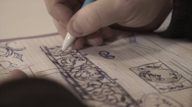 Adam bir defter çekiyor, notlar alıyor, kişi bir günlükte yazıyor, defter. Yazma