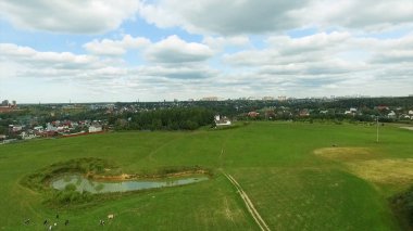 Havadan görünümü yeşil alan ve Gölü. Uçan yeşil çim ve küçük göl ile alanın üzerinde. Orman göl ve alan hava anketi. Yukarıdan tarım arazileri