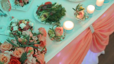 Düğün masa çiçeklerle dekorasyon. düğün çiçekleri masanın üzerinde. Yapay gül düğün masa süslemeleri. buketler vesilesiyle. Kutlama