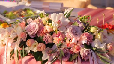 Düğün gül buketi. Gelinler buket düğün gününde. Farklı buket. Soyunma dışkı üzerinde güzel pembe ve beyaz ya da kırmızı gül buketi. Gül