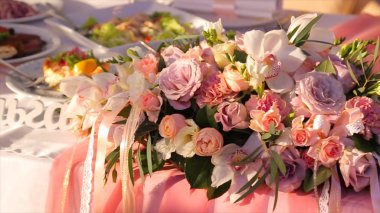 Düğün gül buketi. Gelinler buket düğün gününde. Farklı buket. Soyunma dışkı üzerinde güzel pembe ve beyaz ya da kırmızı gül buketi. Gül