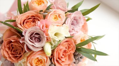 Düğün gül buketi. Gelinler buket düğün gününde. Farklı buket. Soyunma dışkı üzerinde güzel pembe ve beyaz ya da kırmızı gül buketi. Gül