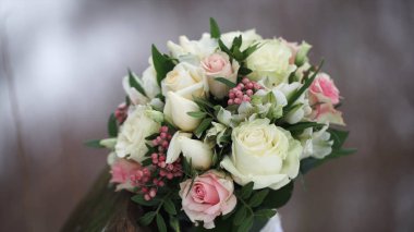 Düğün gül buketi. Gelinler buket düğün gününde. Farklı buket. Soyunma dışkı üzerinde güzel pembe ve beyaz ya da kırmızı gül buketi. Gül