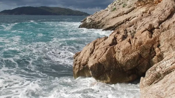 Saf mavi sularda deniz, kıyı kırma ve macera deniz kıyısında sörf buzlu sıçramasına dalgalar. Görüntüleri. Yaz