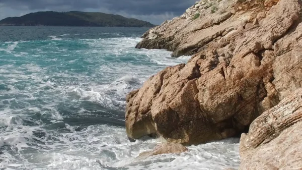 Saf mavi sularda deniz, kıyı kırma ve macera deniz kıyısında sörf buzlu sıçramasına dalgalar. Görüntüleri. Yaz