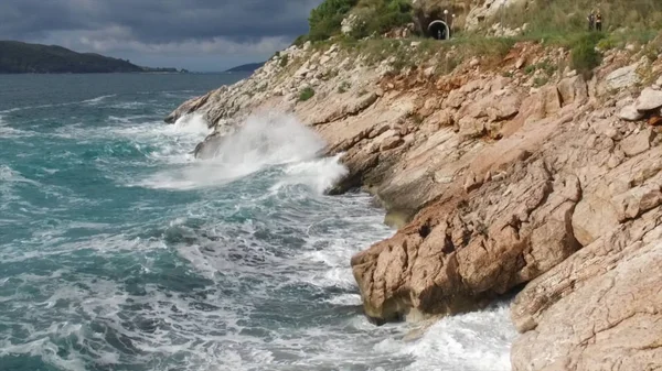 Ren blå vatten havet, kustnära vågor bryta och stänk äventyr på havet kusten Surf stenar. Footage. Sommar — Stockfoto