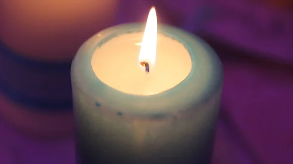 Tände ett ljus med en Match för att få en romantisk. Fantastiska ljusbehållare och ljusstakar är på bordet. Bo ljus med fridfull bakgrund av religiös ceremoni. — Stockfoto