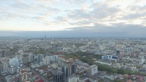 Latające nad wieżowiec i bardzo pięknym widokiem na miasto. Aerial survey drapacz duży budownictwa w Russia.A nowoczesne centrum biznesowe. Napowietrznych lotnicze lot nad dachy wieżowców, krajobraz miejski — Zdjęcie stockowe