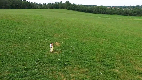 Uçan nerede aşıklar yürümek yeşil alanın üzerinde. Kadın ve adam çalıştırdığı kenar boşluğu hava anketi. Alan. Sahada koşmak aşıkların hava anket