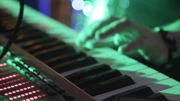 Närbild av manliga händer spelar Piano. Man spelar Synthesizer tangentbordet. Man spelar klaviatur. Musiker spelar Piano. En musiker spelar A Musical Instrument Dj spelar piano på festen — Stockfoto