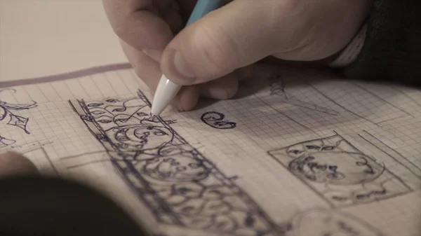 男はノートを取って、ノートを描く、人は日記、ノートに書き込みます。書く — ストック写真