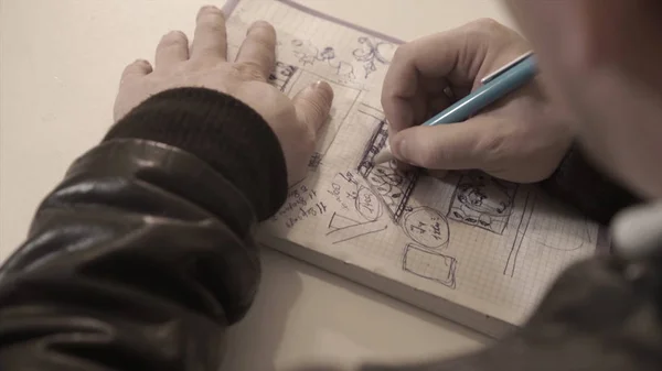 O homem desenha em um caderno, tomando notas, a pessoa escreve em um diário, caderno. Escrita — Fotografia de Stock